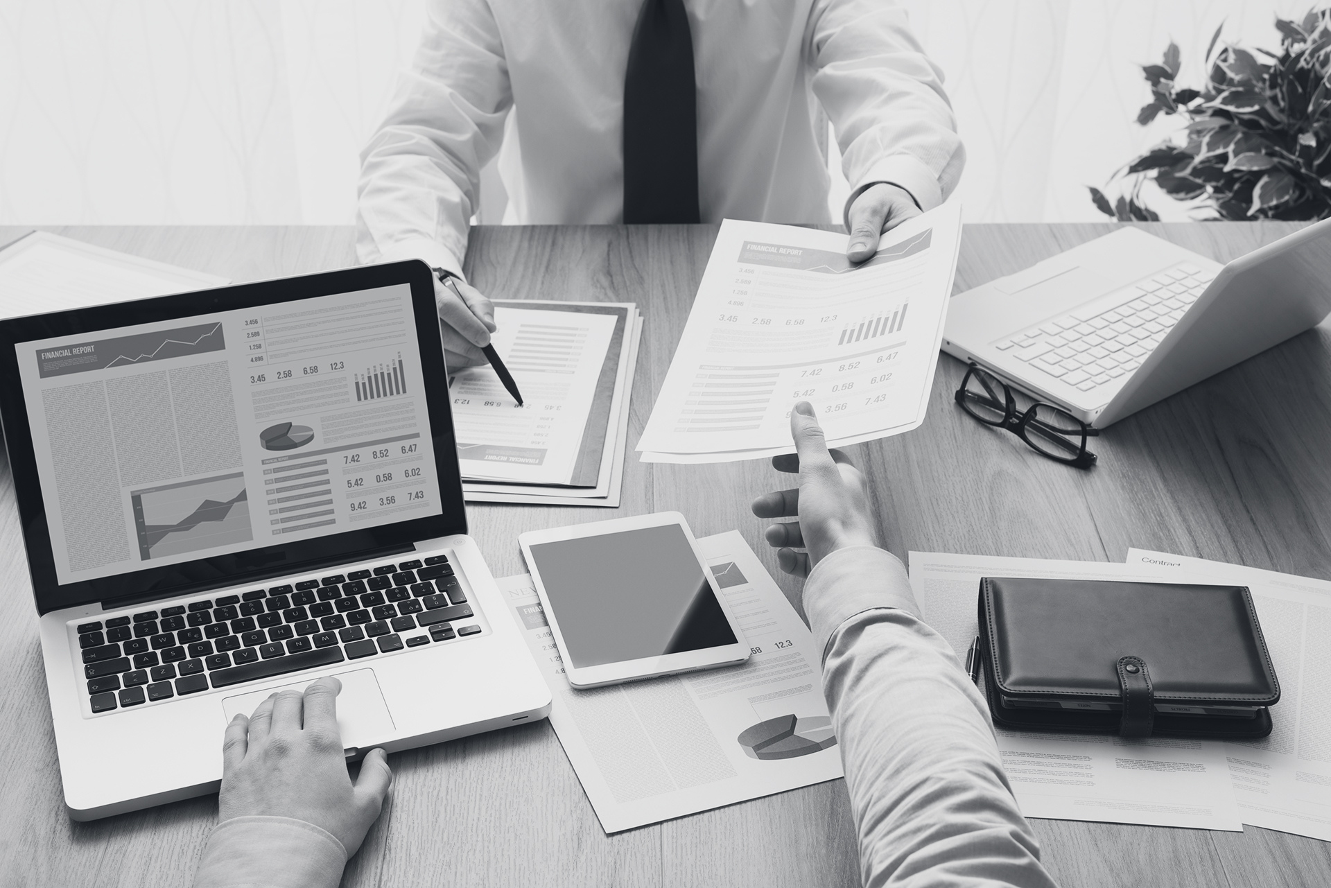 Business partners in the office 2 Personen arbeiten mit einem Laptop und analysieren Finanzen
