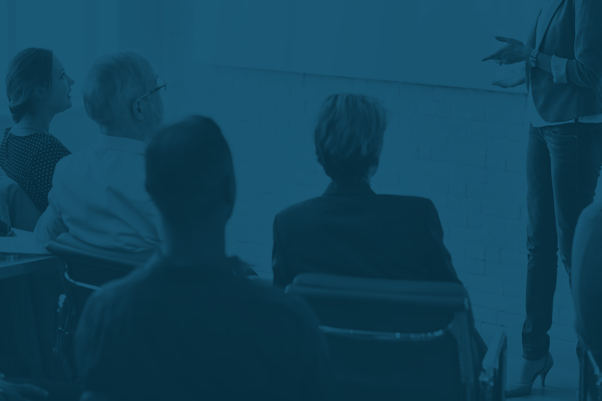 Personen hören einem Vortrag zu